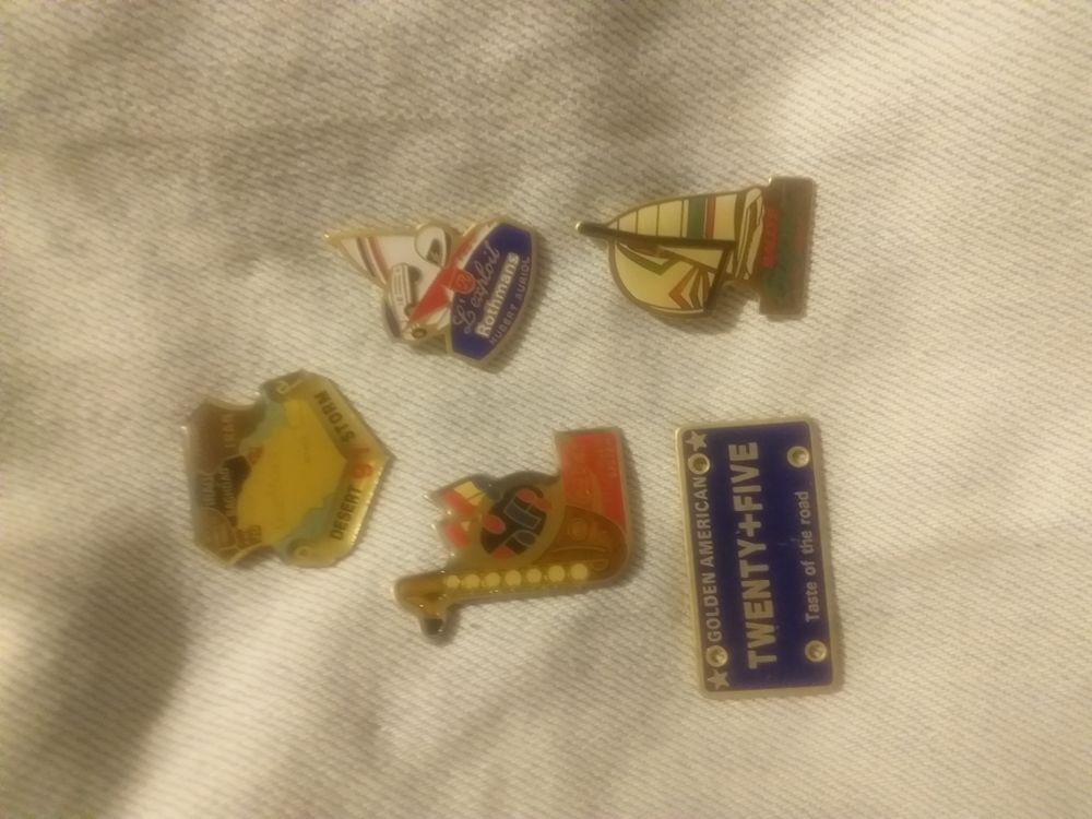 lot de 5 pins divers 
