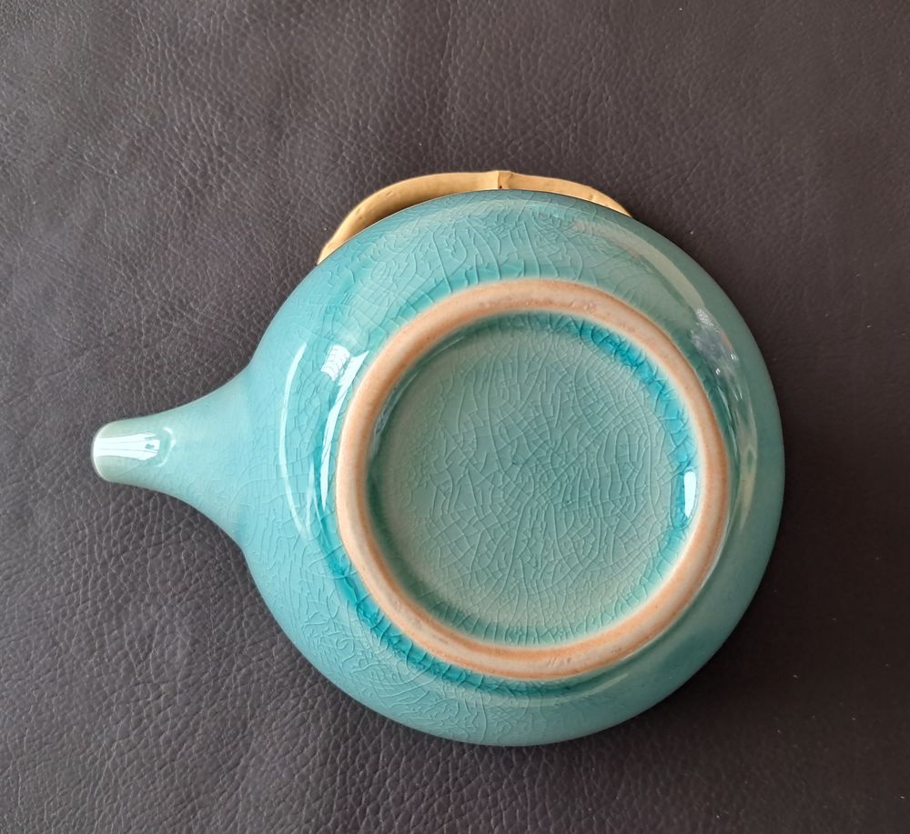 th&eacute;i&egrave;re en c&eacute;ramique &eacute;maill&eacute;e bleu avec anse en bambou Cuisine