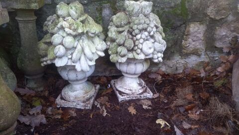 Ensemble d�cors de pierre r�constitu�e : 2 chapiteaux motifs 400 Roquefort-les-Pins (06)