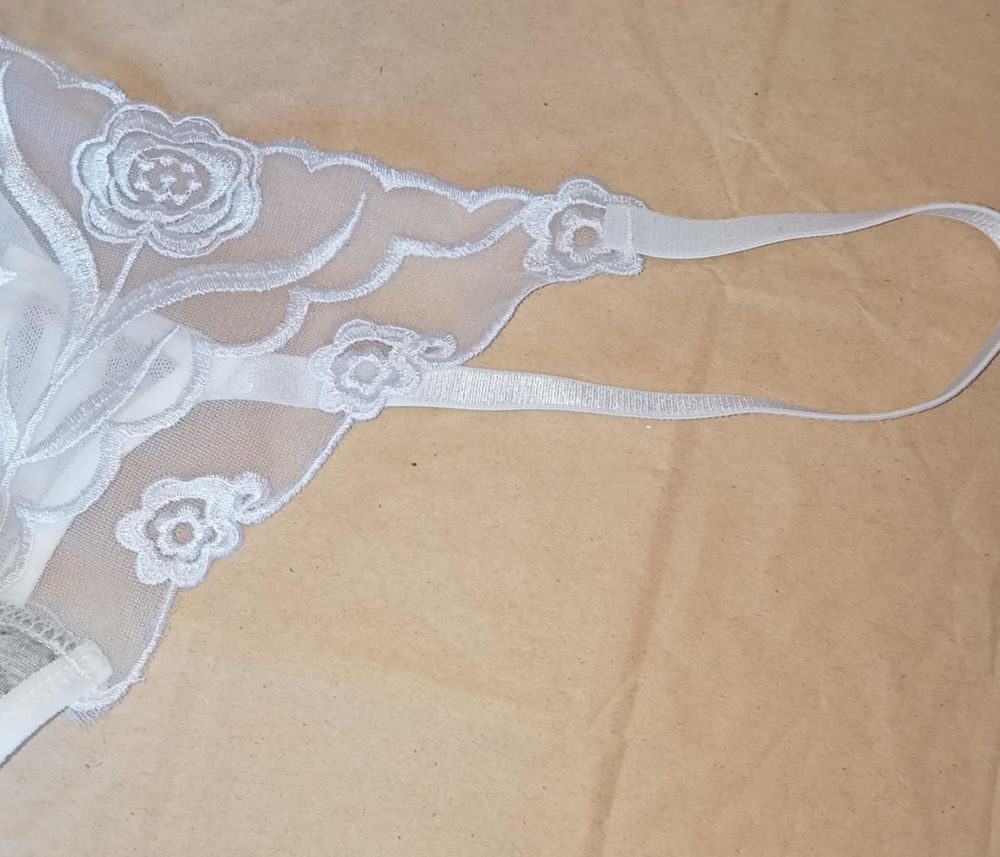 String femme dentelle en noir ou blanc TL Vtements