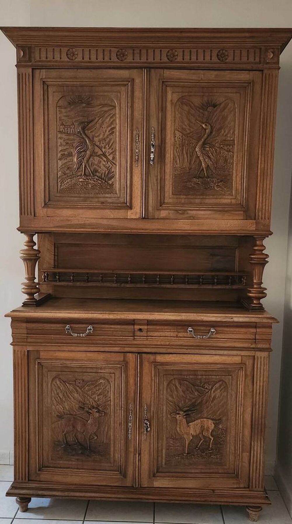 buffet ancien double corps dimensions haut 89 hauteur sans les pieds, 125 hauteur avec pieds , longueur 118 cms. Dimensions bas hauteur 99 avec pieds et 89 hauteur sans pieds , longueur 127 cms Meubles