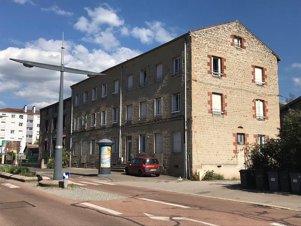 Location Appartement studio 23 m2 plein sud, calme et avec place de parking Le chambon-feugerolles