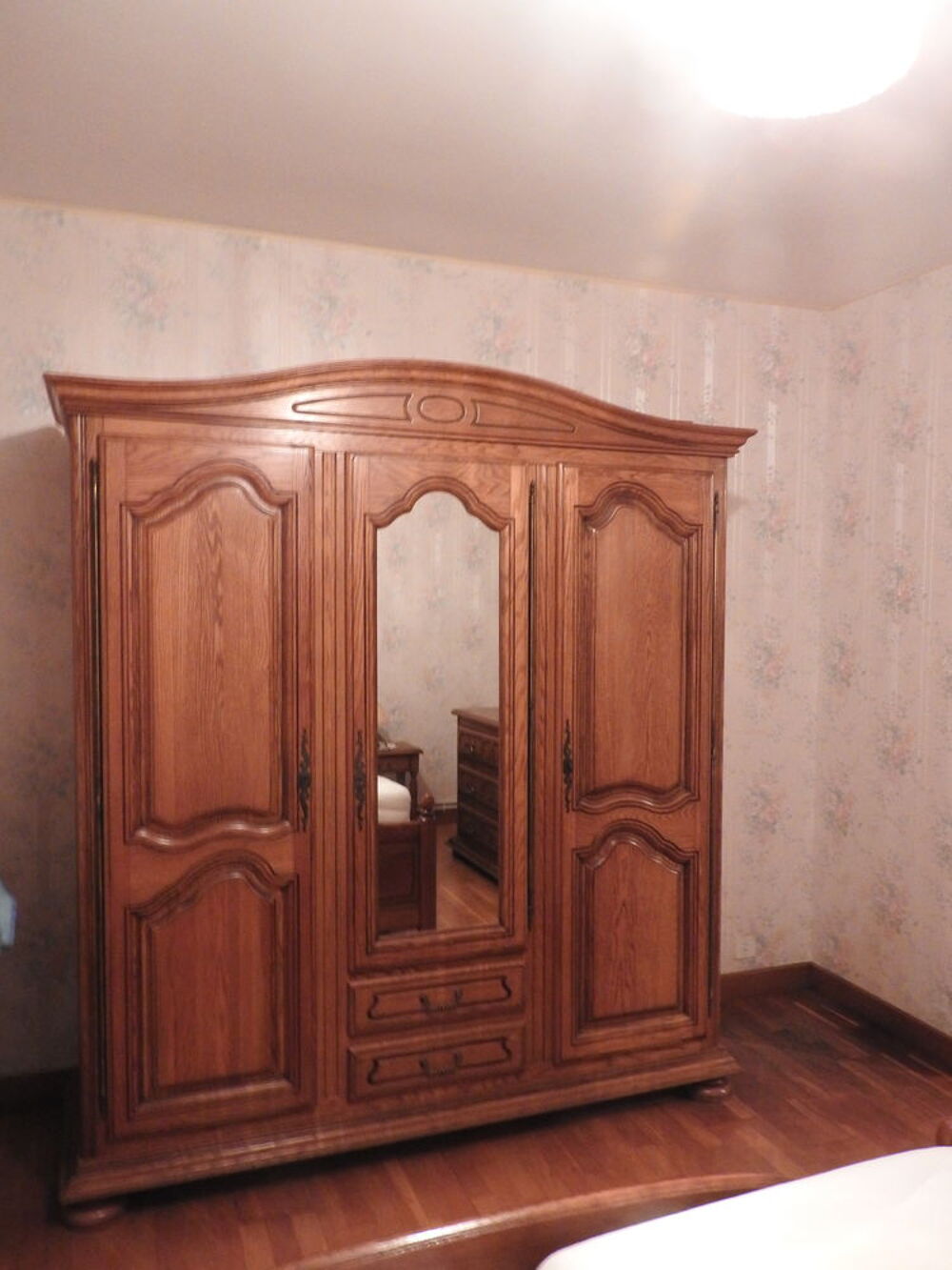 chambre &agrave; coucher compl&egrave;te en ch&ecirc;ne clair. Meubles