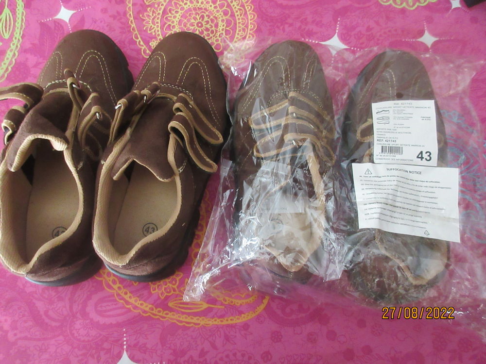 Deux paires de chaussures neuves &agrave; scratch. Chaussures
