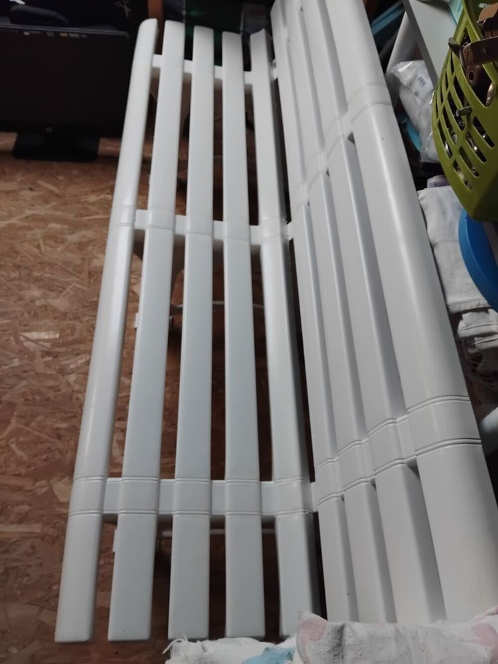 A DONNER un banc en plastique blanc Jardin