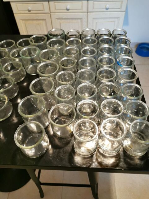 Donne pots en verre-yaourts et pots de cr�me. 0 Venansault (85)
