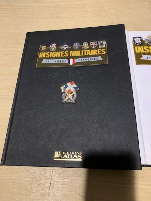 Livres insignes militaire 3 Paris 10 (75)