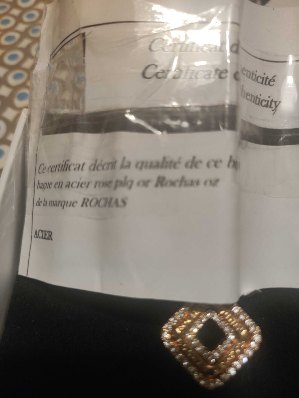 Bague acier plaqu&eacute; or jaune et pierres zirconium. tour de doigt 52,5 environ Rochas Paris. Bijoux et montres