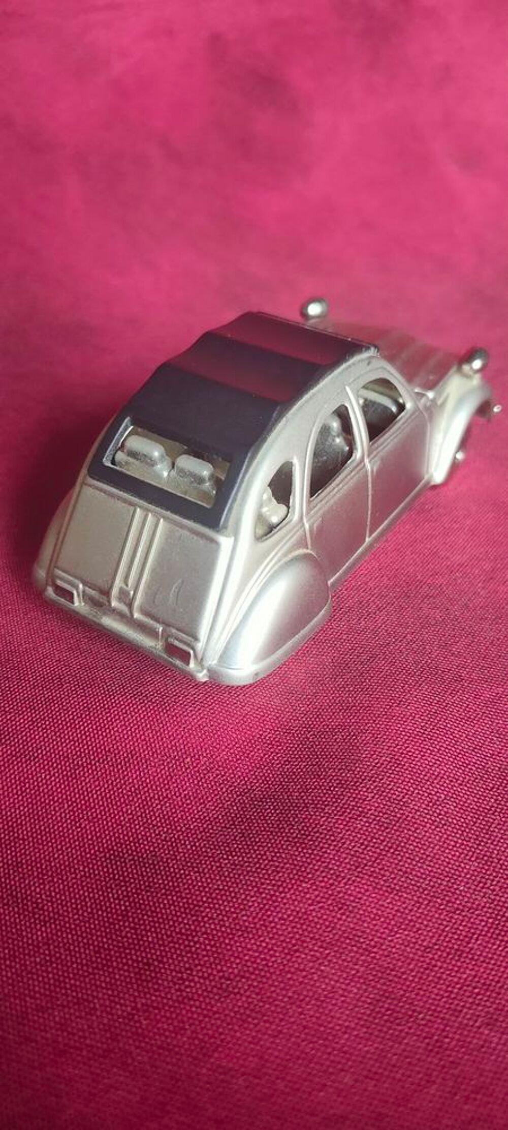 Voiture miniature citro&euml;n 2CV en m&eacute;tal lourd avec pendule 