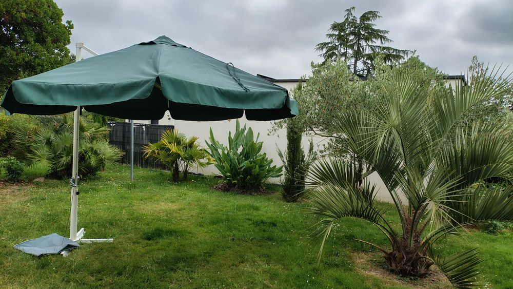 Parasol d&eacute;port&eacute; GREE GARDEN bon &eacute;tat Jardin