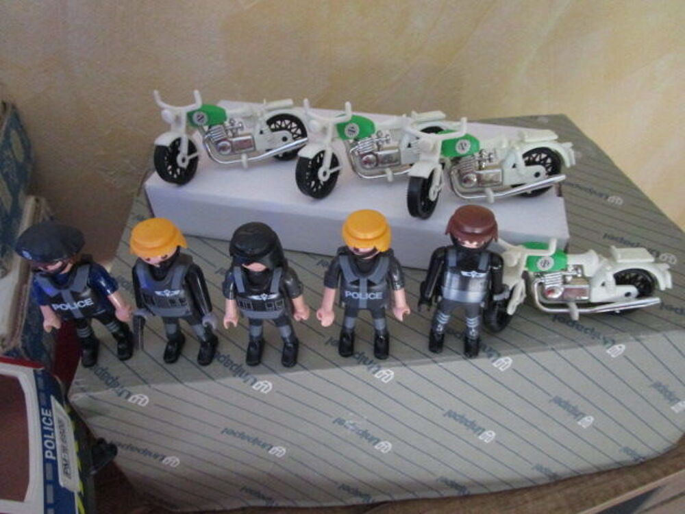LOT PLAYMOBIL VOITURE +BATEAU+PERSONNAGES POLICE Jeux / jouets