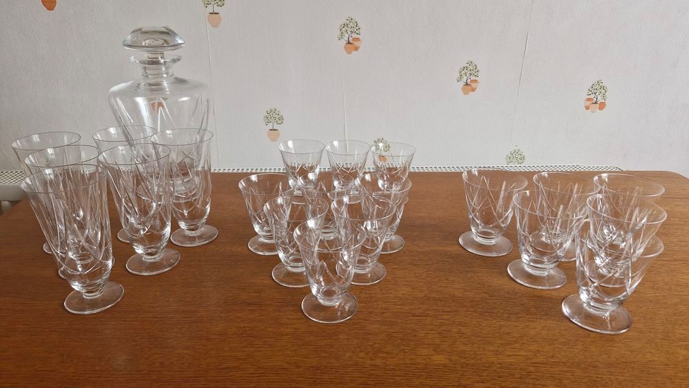 SERVICE VERRES ET CARAFE FINEMENT GRAVES EN CRISTAL VINTAGE Cuisine