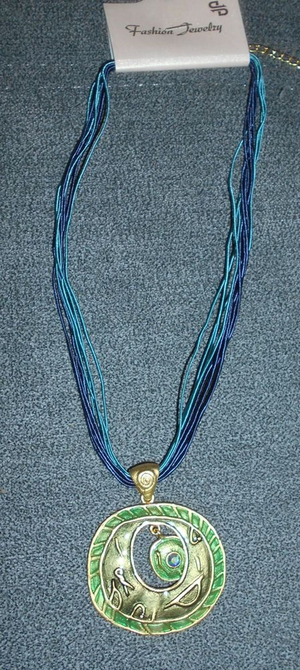 collier liens bleu &amp; pendentif m&eacute;tal rond vert, neuf Bijoux et montres