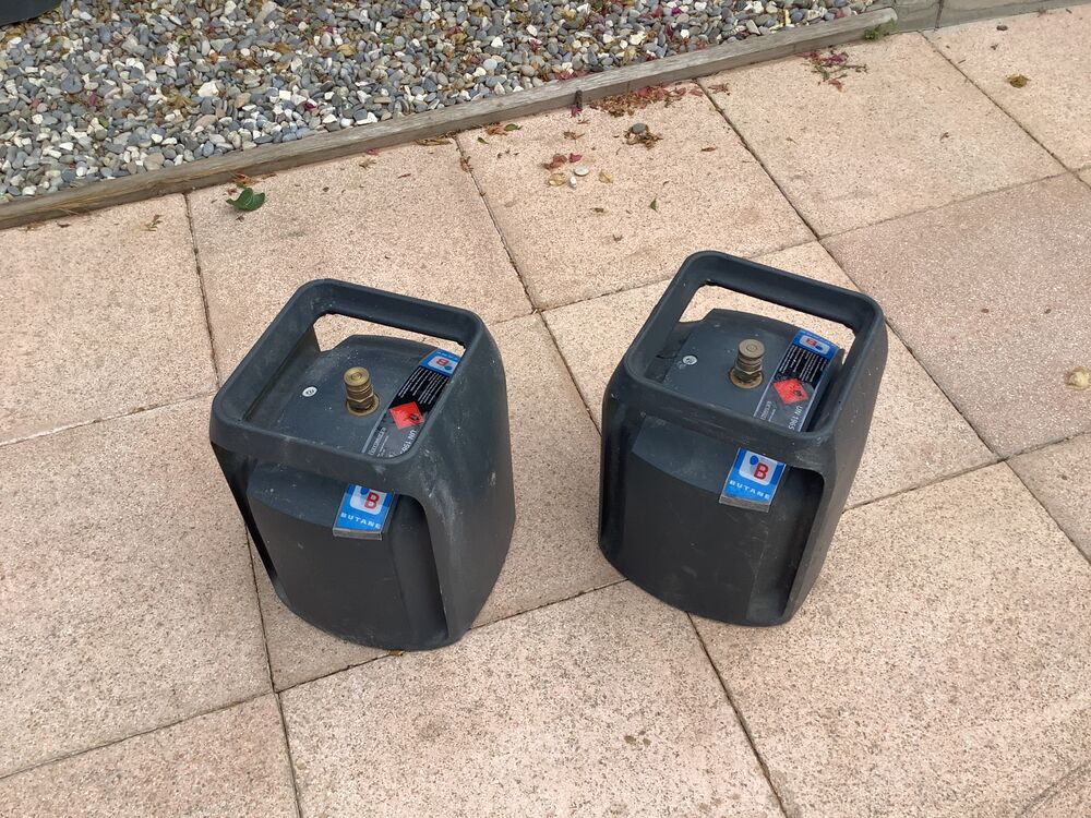 Deux bouteilles cube butane recharge Electroménager
