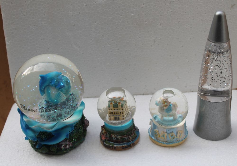 Quatre Boules de neige dont une Fus&eacute;e (Neige) Neuves 