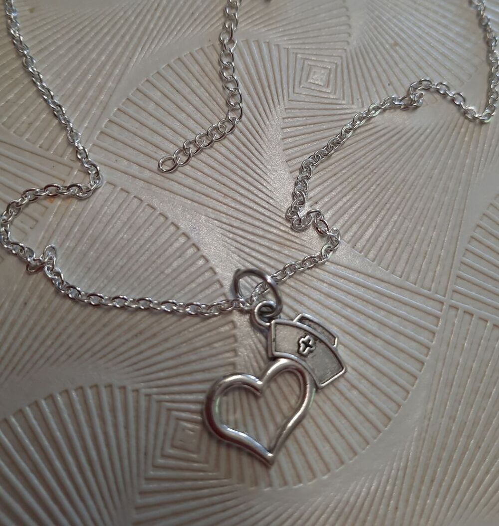 Collier cha&icirc;ne pendentif coeur chapeau infirmi&egrave;re argent&eacute; Bijoux et montres