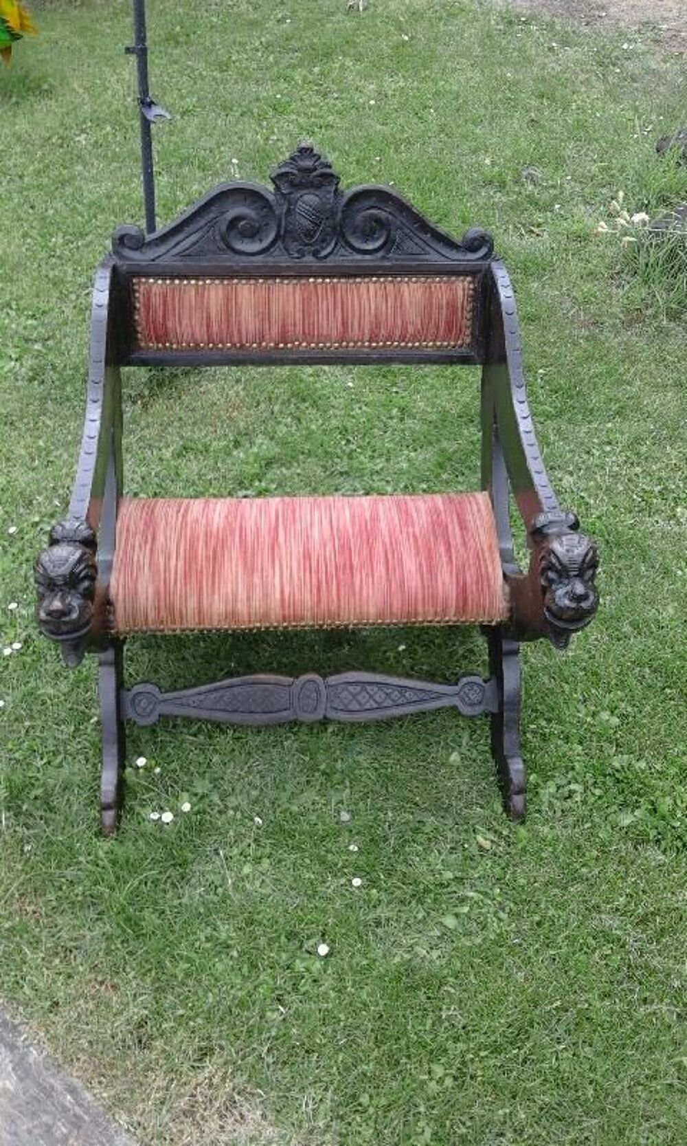 fauteuil bas en bois style Dagobert
Meubles