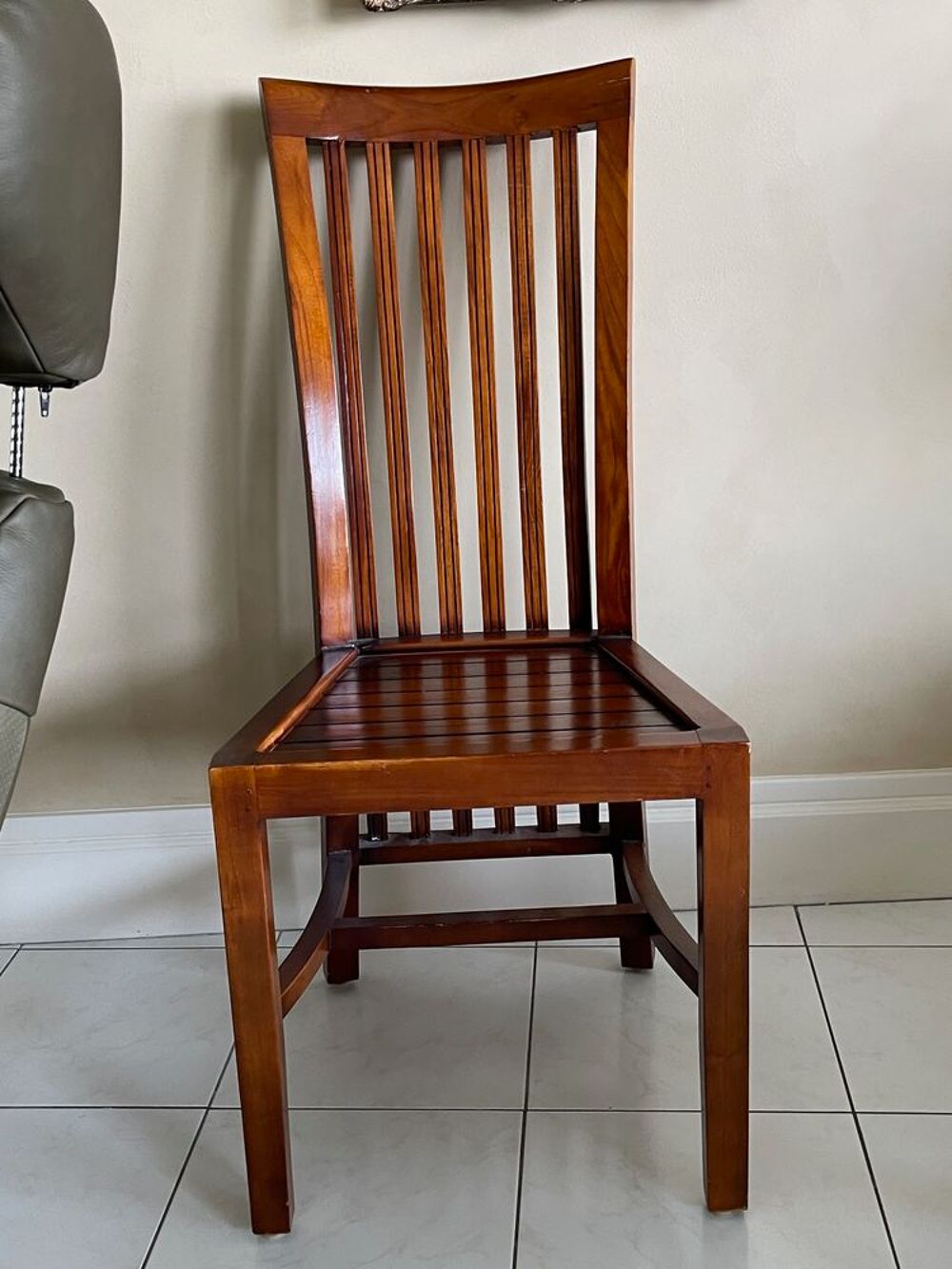Chaise en bois haut dossier, tr&egrave;s confortable. Meubles