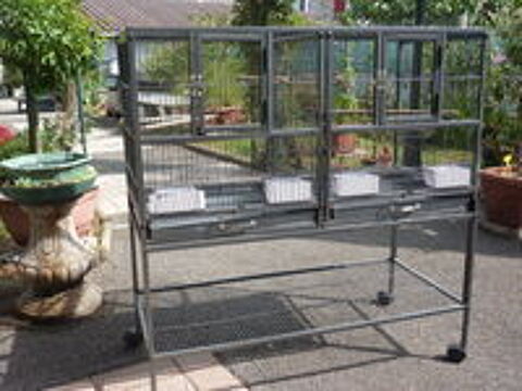   CAGE D OISEAUX SUR ROULETTES 