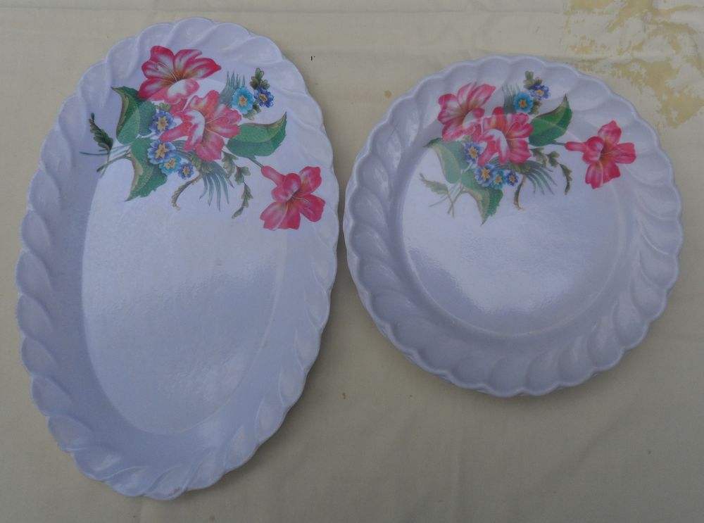 6 assiettes+1 plat ovale &agrave; fleurs en plastique vintage neufs Cuisine