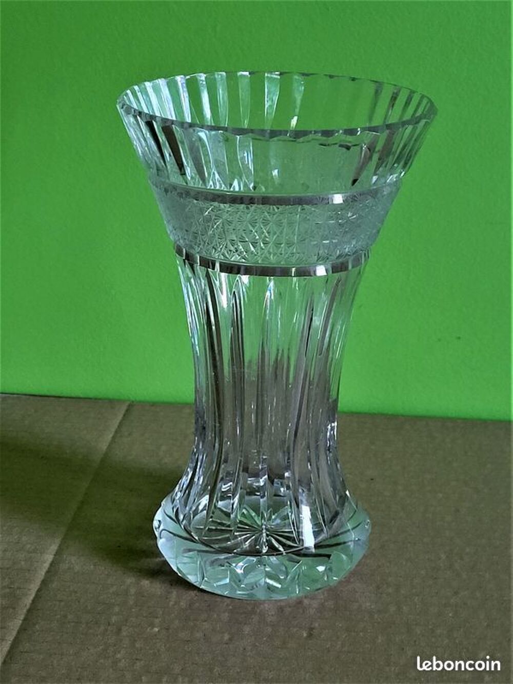 Ancien vase &agrave; facettes en cristal Décoration