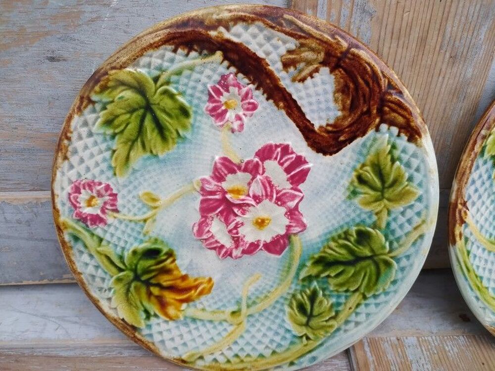 Deux Assiettes Fa&iuml;ence Barbotine Onnaing Majolica Art Nouvea 
