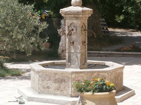 Fontaine centrale de village 1200 Le Luc (83)