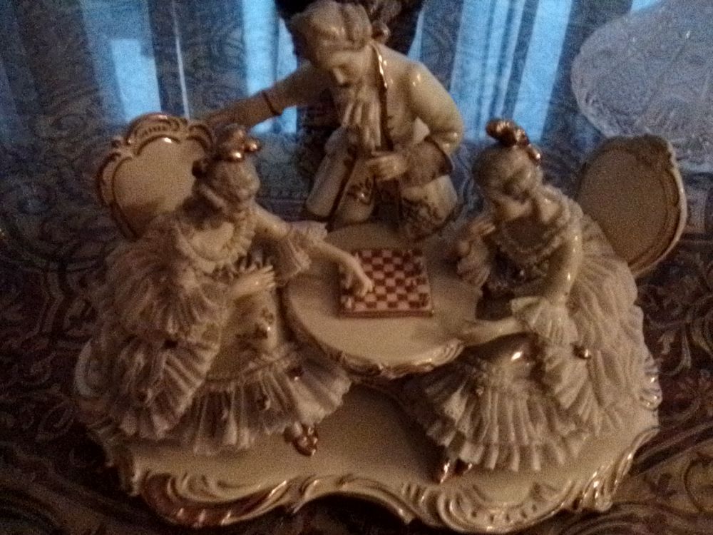 groupe de personnages jouant aux &eacute;checs porcelaine de Saxe Décoration