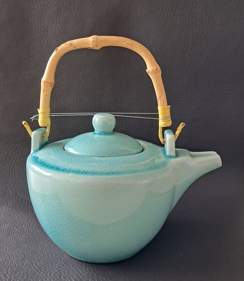 th&eacute;i&egrave;re en c&eacute;ramique &eacute;maill&eacute;e bleu avec anse en bambou Cuisine