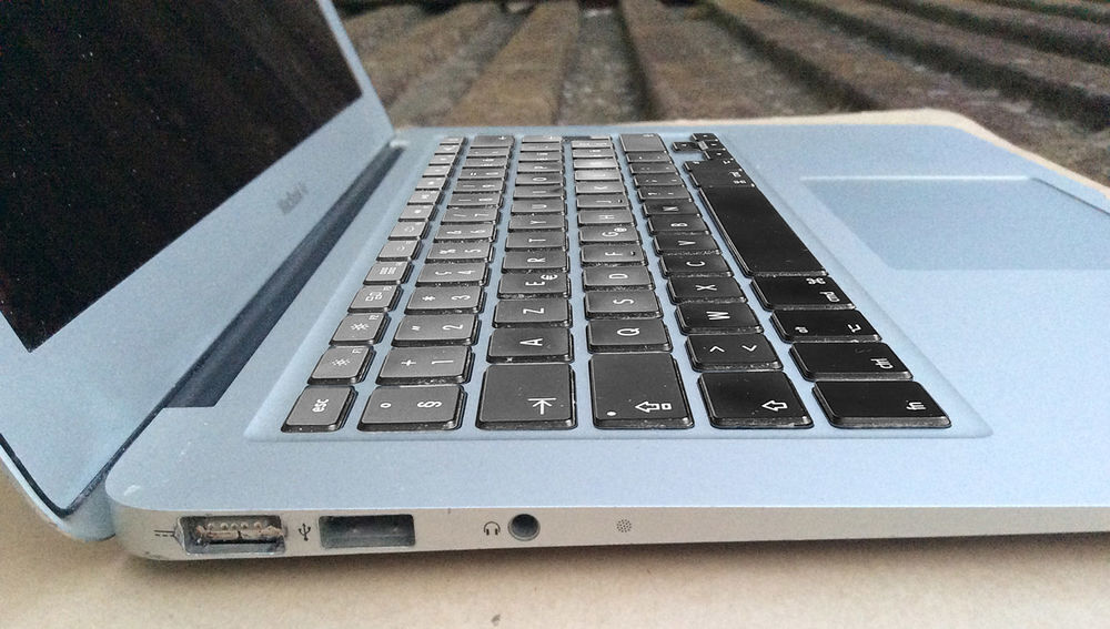 Apple MacBook Air 13" Core i7 - 1.8 - RAM 4 Go - SSD 250 Go Matériel informatique