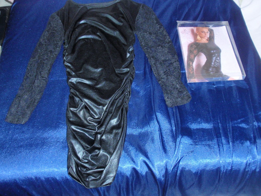 Robe effet mouill&eacute; Glamour manche en dentelle noir neuf. Vêtements