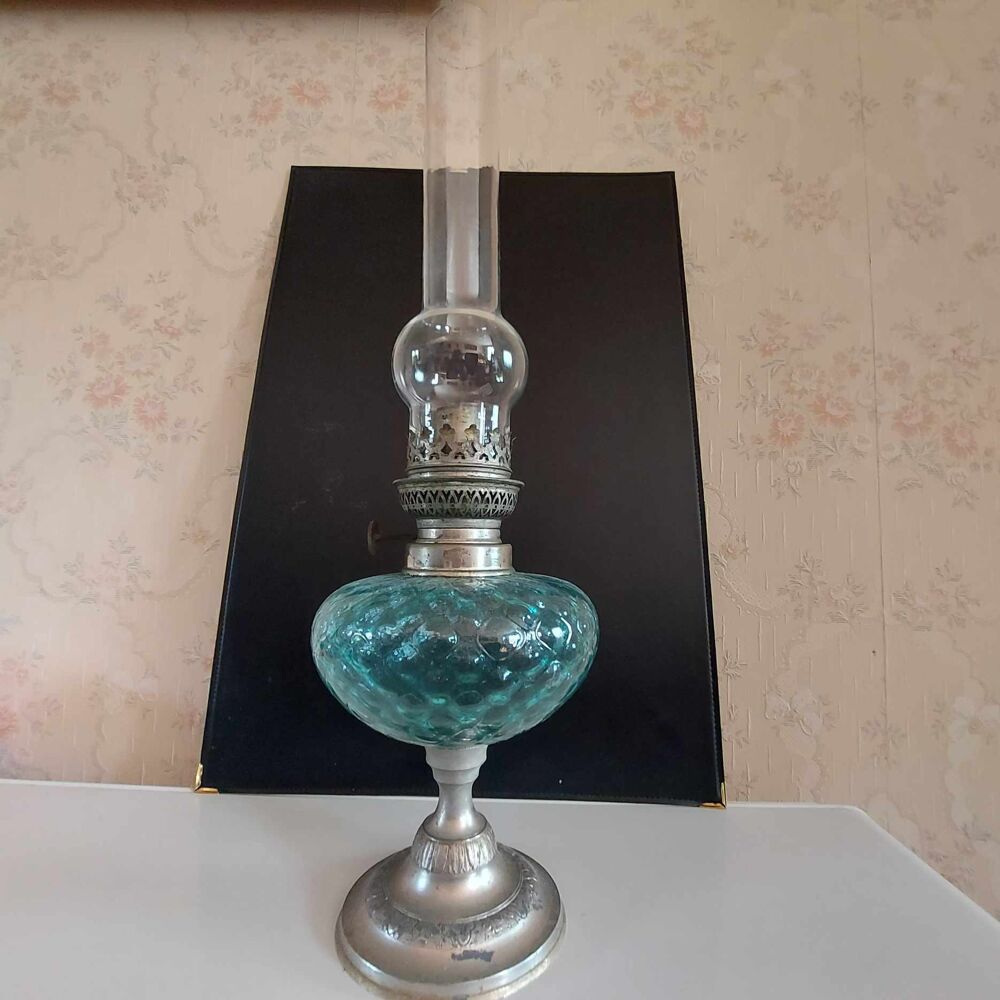 Lampe &agrave; p&eacute;trole ancienne d&eacute;coration. Décoration