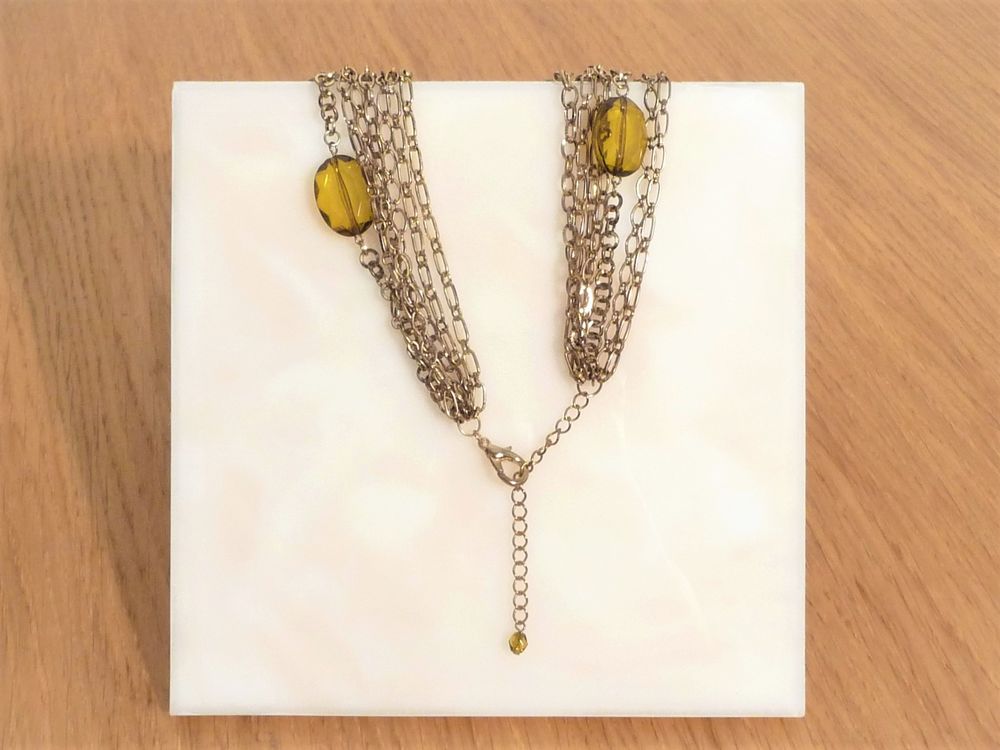Collier en M&eacute;tal Dor&eacute; avec 5 Perles en Plastique Jaune Bijoux et montres