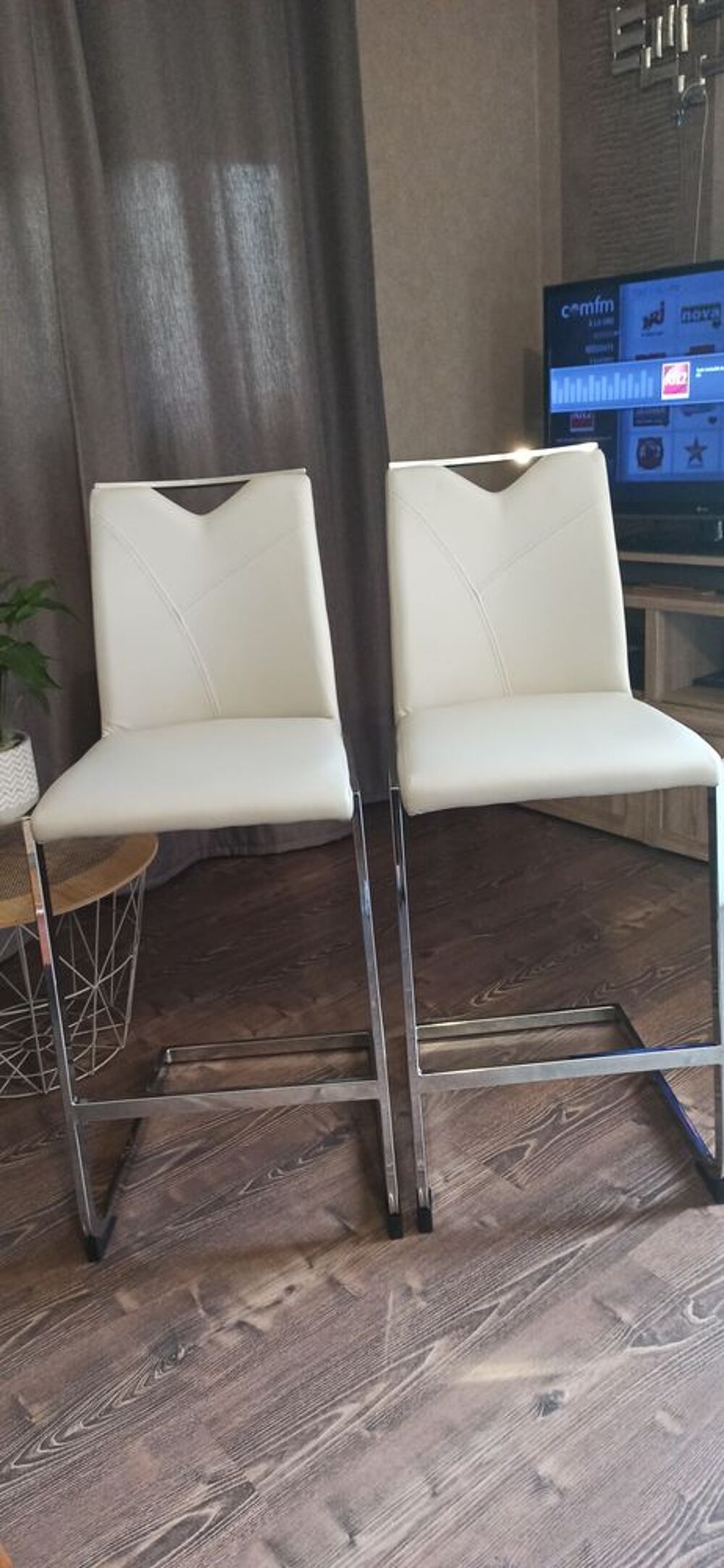 2 chaises de bar ou de cuisine &eacute;l&eacute;gantes couleur gris clair Meubles
