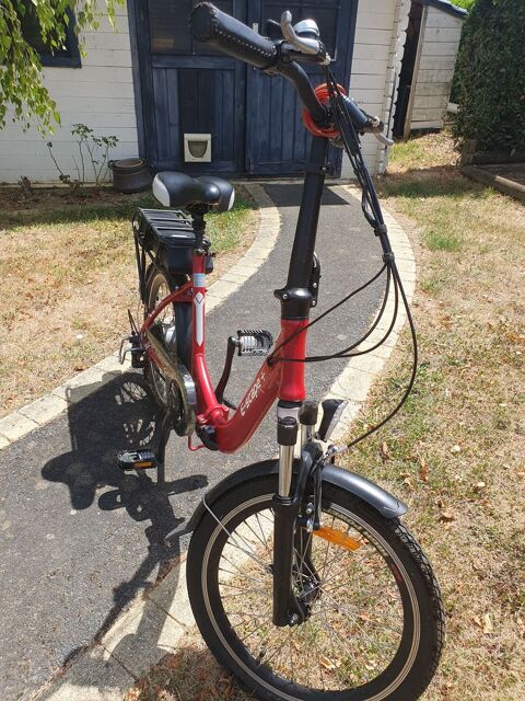 Vlo lectrique pliant rouge trs peu servi 500 La Roche-sur-Yon (85)