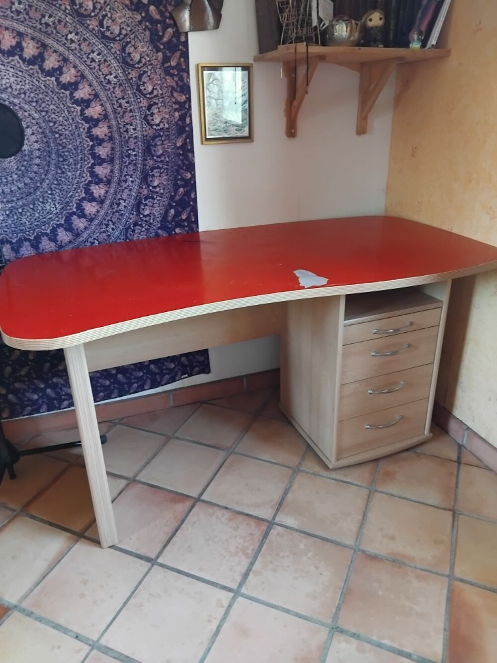 Bureau en bois, beau design. 
Meubles