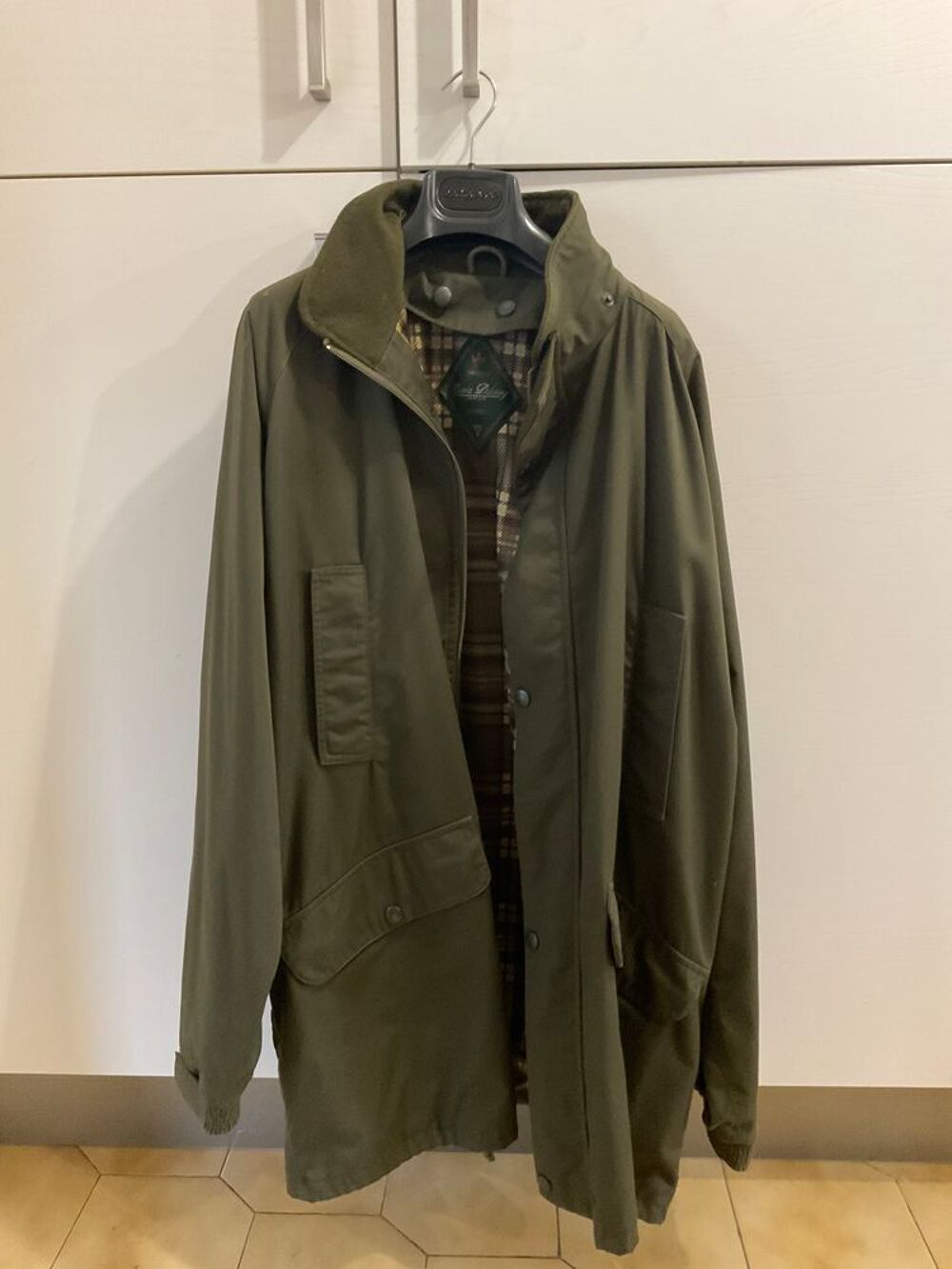 Tr&egrave;s belle veste 3/4 , kaki pratiquement neuve je n'envoie Vêtements