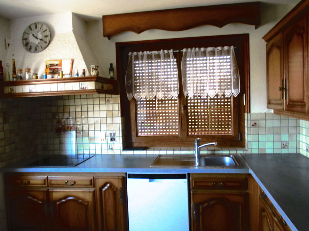 CUISINE EN CHENE DORE 3;2OM x 2.50 M Meubles
