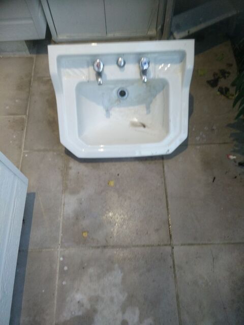 Lavobo ancien avec bras de support en faence ou acier 10 Vichy (03)