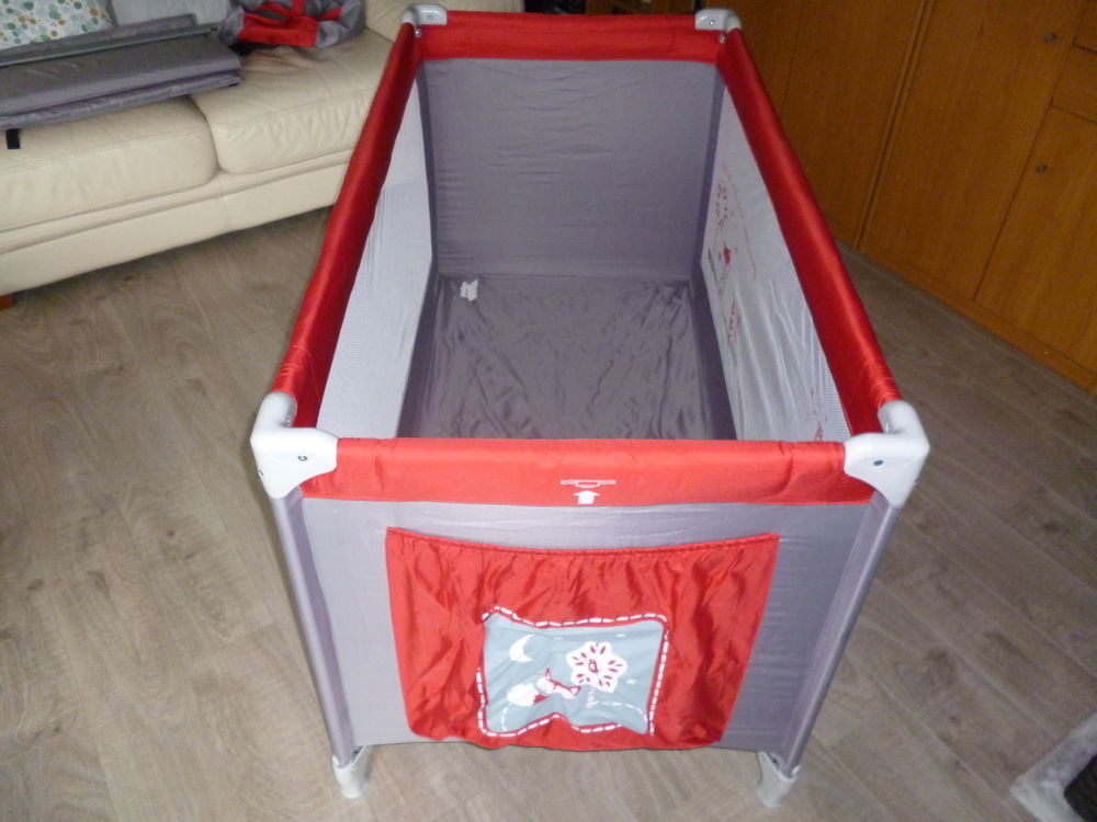 Lit parapluie avec en plus un matelas et une table &agrave; langer Mobilier enfants