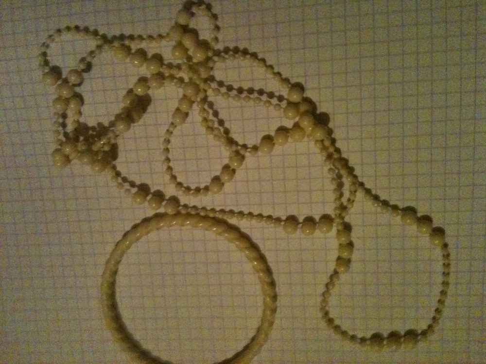  Parure collier style sautoir et bracelet plastique &eacute;cru Bijoux et montres