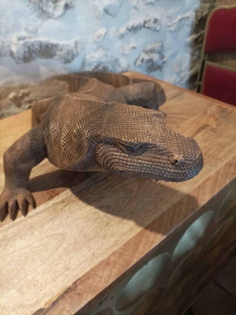 l&eacute;zard en bois assez grand Décoration