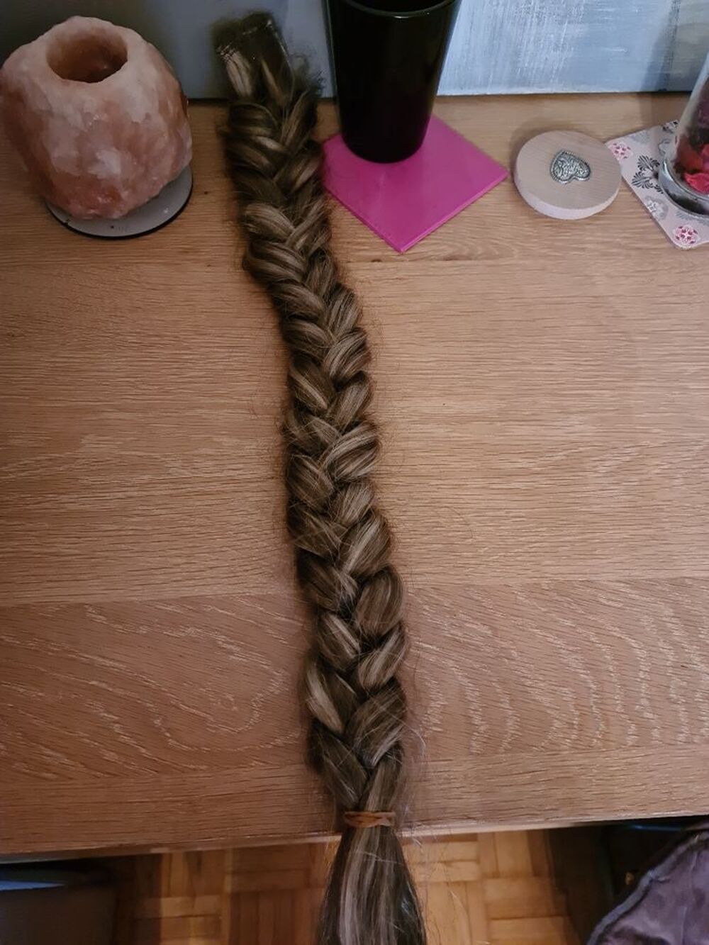 Tr&egrave;s joli postiche ch&agrave;&cent;tain clair &agrave; m&egrave;ches blondes. 60 cm de long 