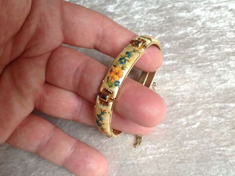 BRACELET M�TAL DOR� EFFET NACR� MOTIF FLEURS Envoi Possible
9 Tr�gunc (29)