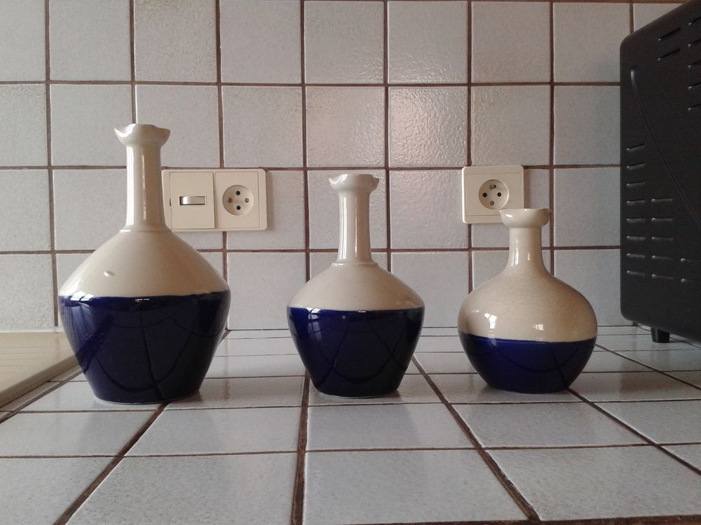 3 bouteilles ventrues d&eacute;but xx&egrave;me fa&icirc;ence bleue et beige Dcoration