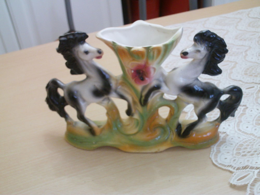 Ancien vase 2 chevaux porte fleur porcelaine N&deg;920 