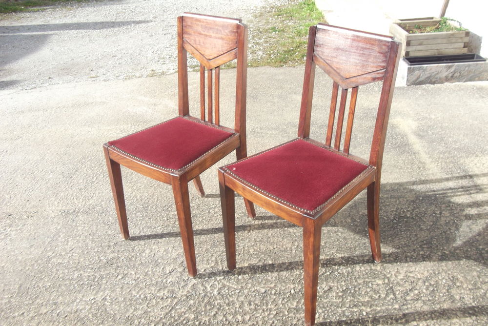 DEUX CHAISES MASSIVE EN BOIS ET VELOURS Meubles