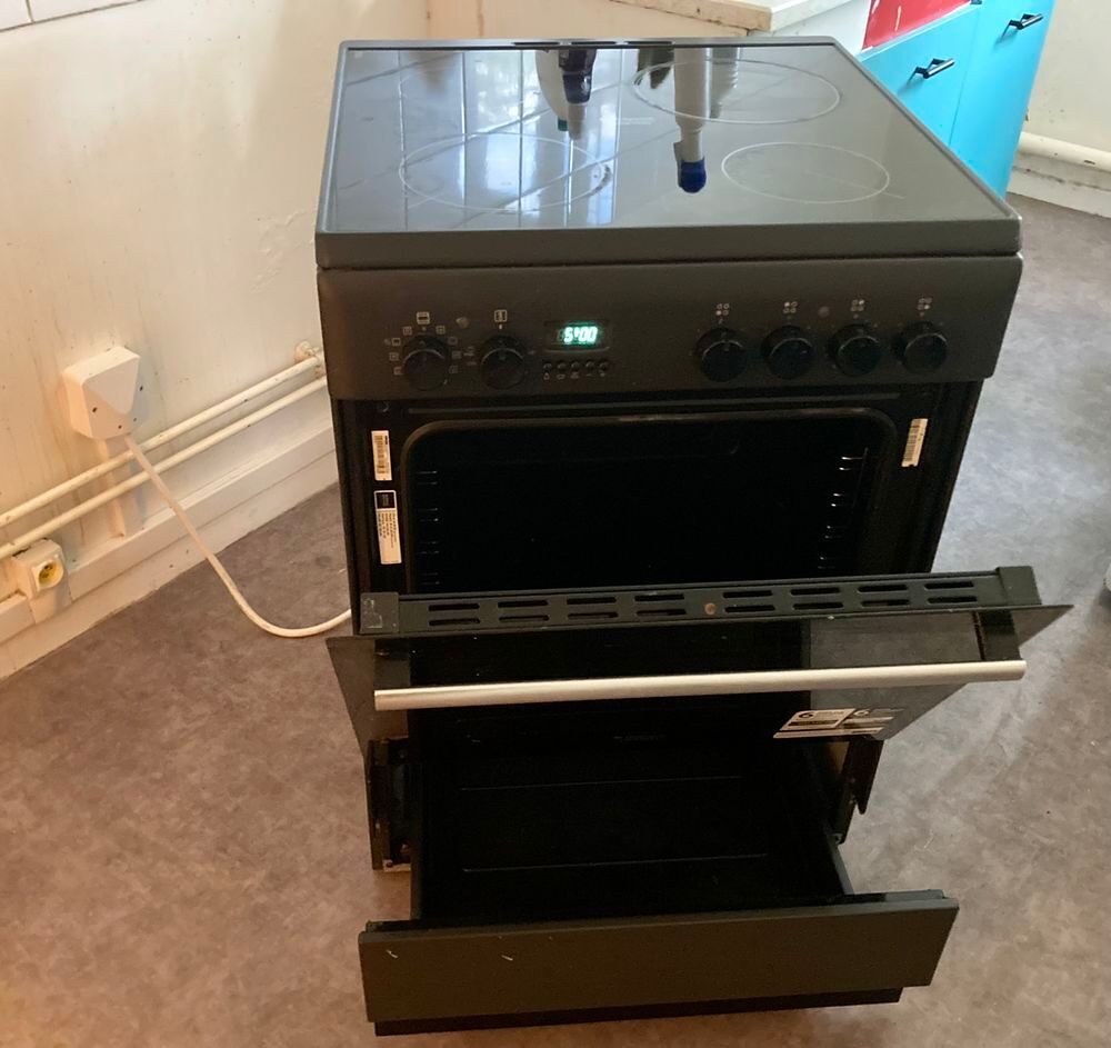 Cuisini&egrave;re Vitroc&eacute;ramique HOTPOINT ARISTON noire Electroménager