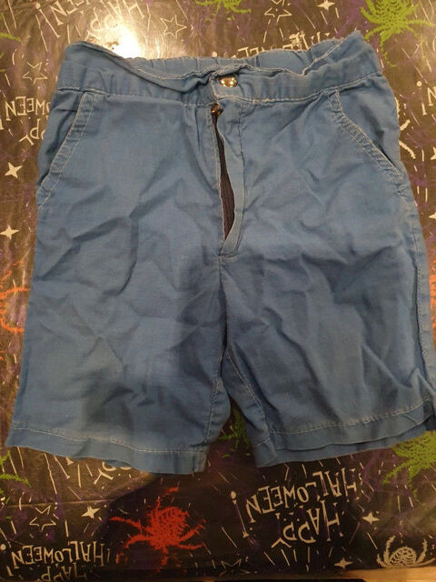 Short bleu fonce 
trace d'usure au niveau des fesses 1 Aubvillers (80)