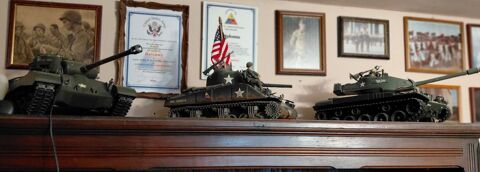 Mod�le r�duit v�hicules militaires et BD 50 Masclat (46)